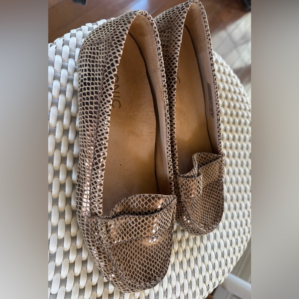 Vionic Larrun Bronze Loafer 7.5 - Picture 4 of 8